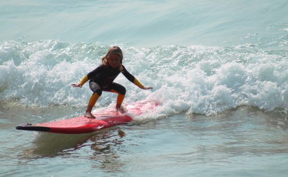 Campamento de surf para familias. Ajo Natura