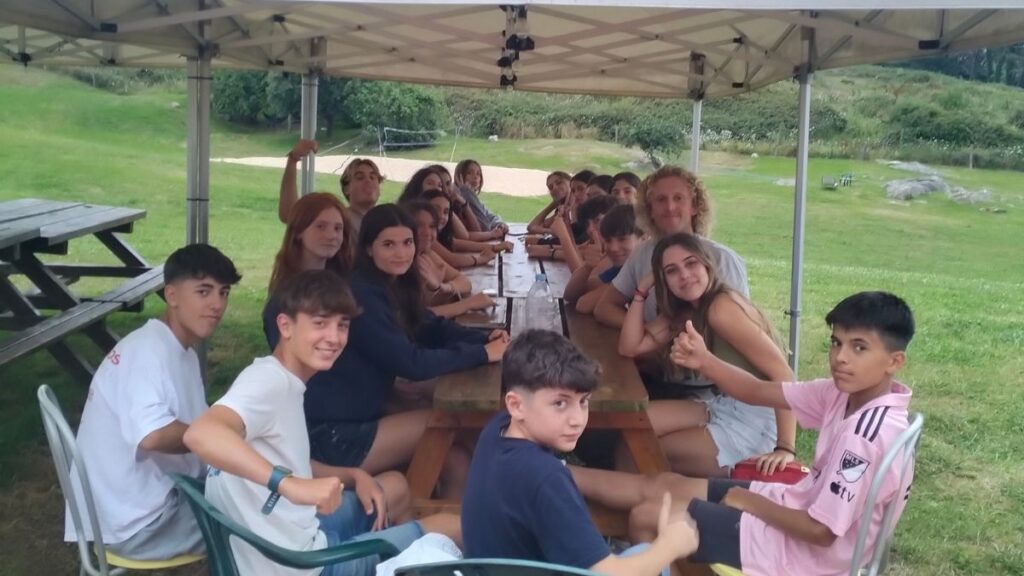 ¿Cómo organizamos los niveles en nuestro campamento de surf Surf en Grupo Reducido Ajo Natura