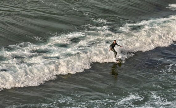 beneficios del surf para adultos Ajo Natura