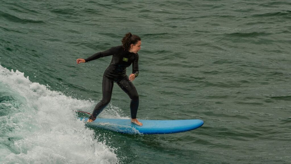 Yoga y surf La combinación perfecta para mejorar tu técnica y equilibrio Ajo Natura