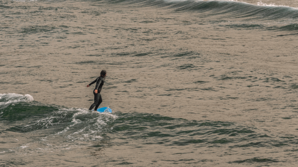 Yoga y surf La combinación perfecta para mejorar tu técnica y equilibrio Ajo Natura