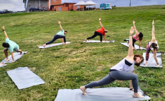 Yoga y surf La combinación perfecta para mejorar tu técnica y equilibrio Ajo Natura