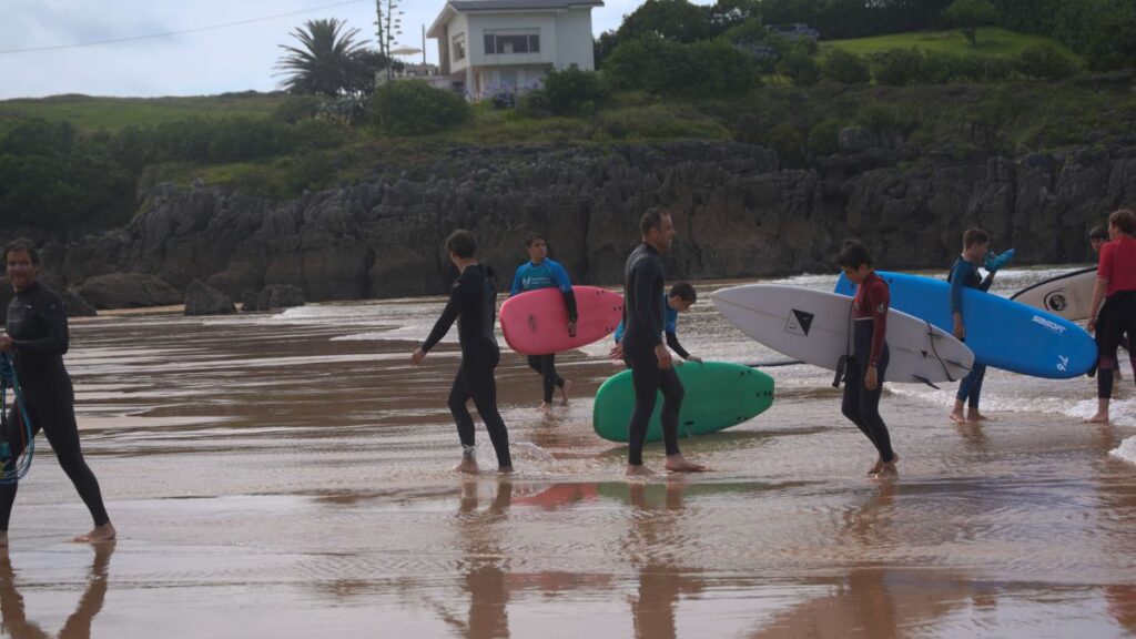 aprender surf en Cantabria con monitores certificados Ajo Natura