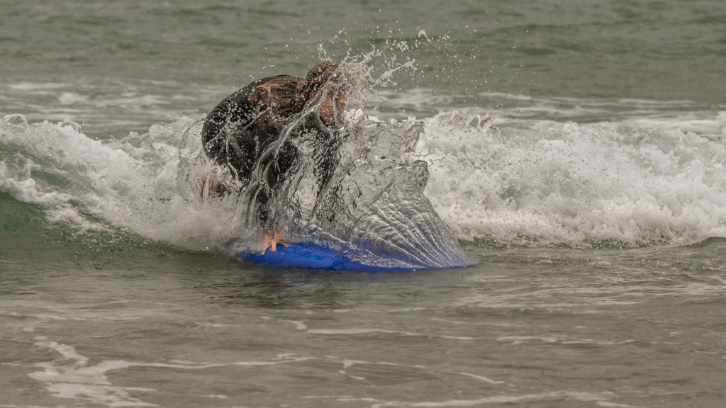 aprender surf en Cantabria con monitores certificados Ajo Natura