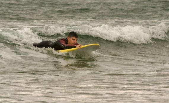aprender surf en Cantabria con monitores certificados Ajo Natura