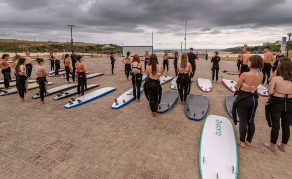 qué esperar en tu primera clase de surf Ajo Natura