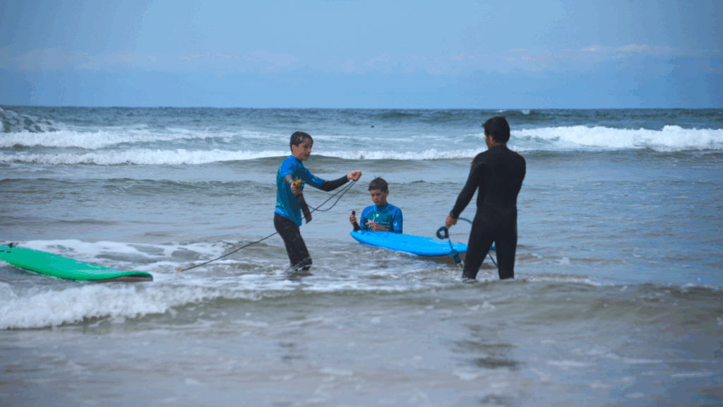 qué esperar en tu primera clase de surf Ajo Natura
