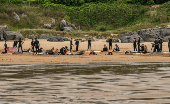 qué esperar en tu primera clase de surf Ajo Natura