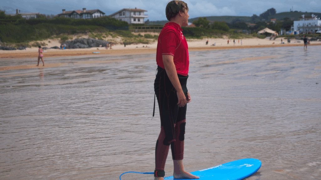 qué esperar en tu primera clase de surf Ajo Natura